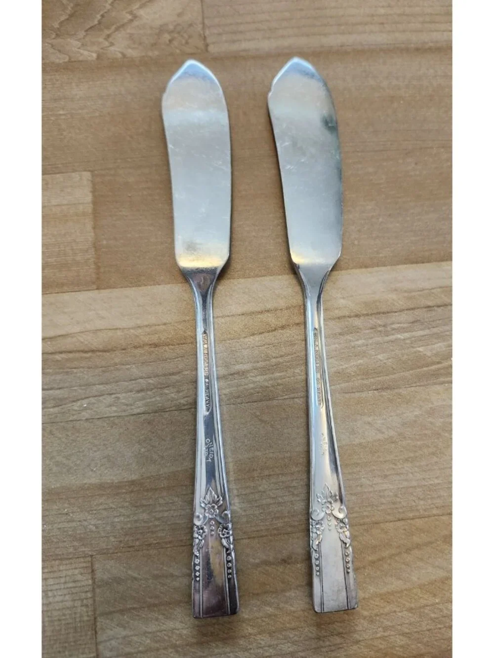 W.M.A. Rogers Oneida Ltd Silverplate Butter Spreader Knives Artistic WMA Knife